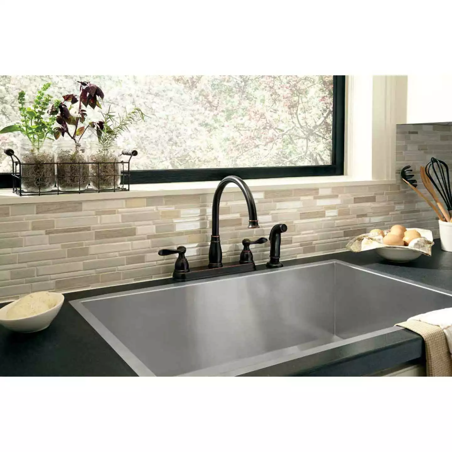 Delta Windemere Dual Handle Lever Kitchen Faucet With Side Spray, Oil-Rubbed Bronze - Billede 4